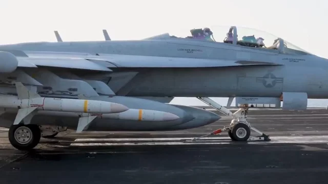 EA-18G Growler porta cuatro misiles AGM-88E contra hutíes