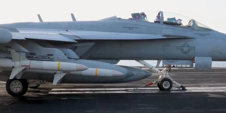 EA-18G Growler porta cuatro misiles AGM-88E contra hutíes