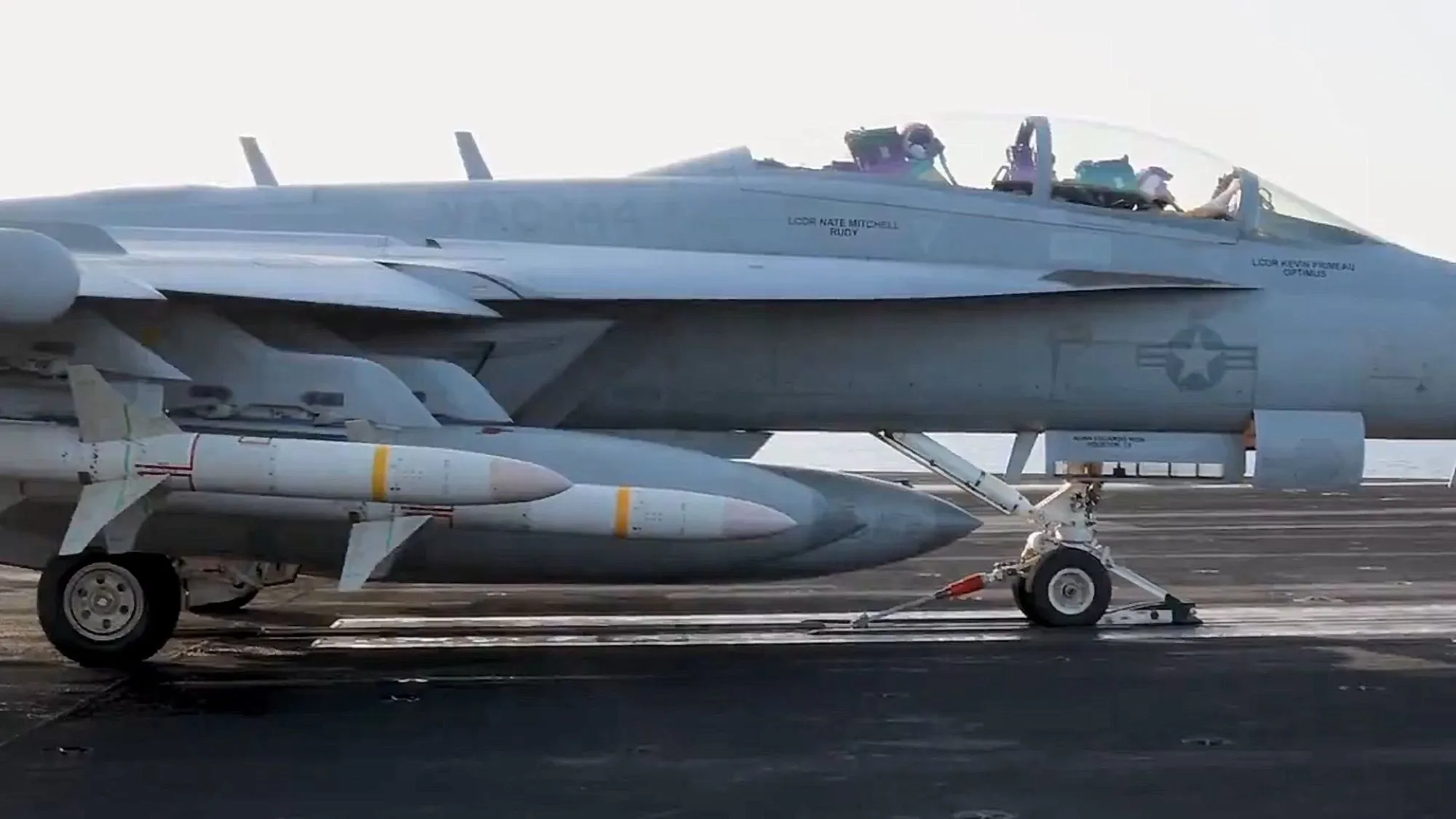 EA-18G Growler porta cuatro misiles AGM-88E contra hutíes