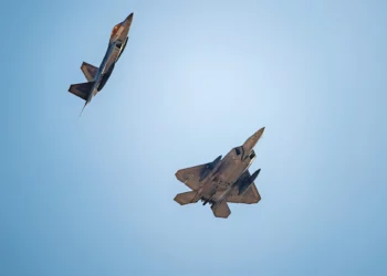 El F-22 supera a rivales en el aire: Pero tiene estas debilidades