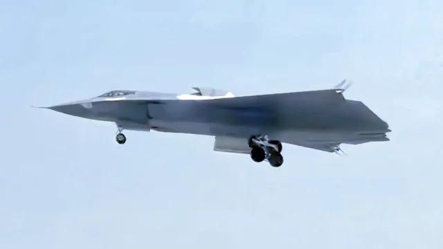 Nuevo video muestra al caza furtivo chino J-36 en vuelo bajo