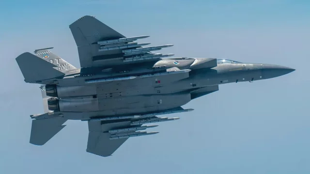 El F-15EX desafía el sigilo con una doctrina de fuego masivo