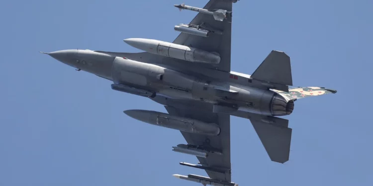 Un 555º Fs F-16 parte de la RAF Lakenheath armado con cohetes guiados AGR-20 FALCO y un NATM-9M para ser utilizado en actividades de tiro real. (Crédito de la imagen: Stewart Jack)