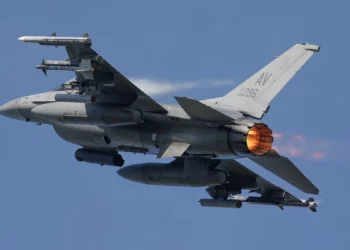F-16 de EE. UU. lanzan cohetes guiados contra drones en Europa