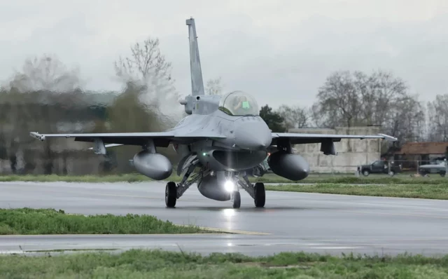 El primer F-16 estadounidense llega a Bulgaria
