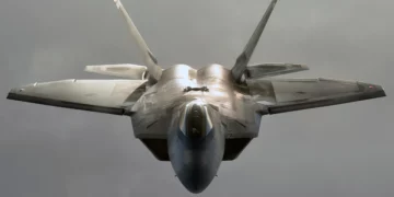 El F-22 no puede cargar tanques externos sin perder furtividad