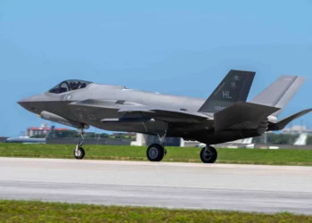 Un F-35A Lightning II de la Fuerza Aérea de los EE. UU. asignado al 421º Escuadrón de Caza Expedicionario, Base de la Fuerza Aérea Hill, Utah, aterriza en la Base Aérea de Kadena, Japón, el 24 de abril de 2025. Foto de la Fuerza Aérea de los EE. UU. por el aviador de 1ª clase Arnet Tamayo