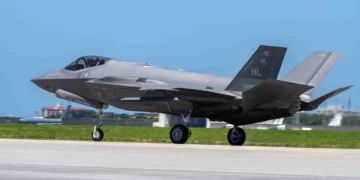 Un F-35A Lightning II de la Fuerza Aérea de los EE. UU. asignado al 421º Escuadrón de Caza Expedicionario, Base de la Fuerza Aérea Hill, Utah, aterriza en la Base Aérea de Kadena, Japón, el 24 de abril de 2025. Foto de la Fuerza Aérea de los EE. UU. por el aviador de 1ª clase Arnet Tamayo