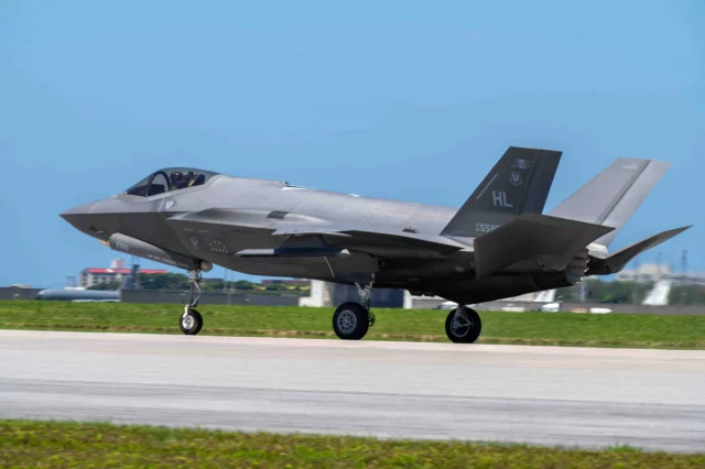 F-35A aterriza en Filipinas mientras buques chinos cruzan línea roja