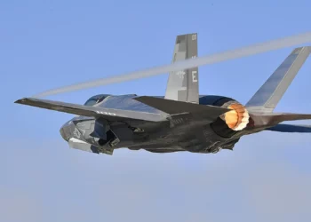 El F-35C XE-100 da la vuelta después de un toque y listo. (Foto de la Marina de los EE. UU. por el teniente j.g. Drew Verbis)