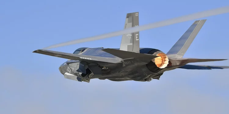 El F-35C XE-100 da la vuelta después de un toque y listo. (Foto de la Marina de los EE. UU. por el teniente j.g. Drew Verbis)