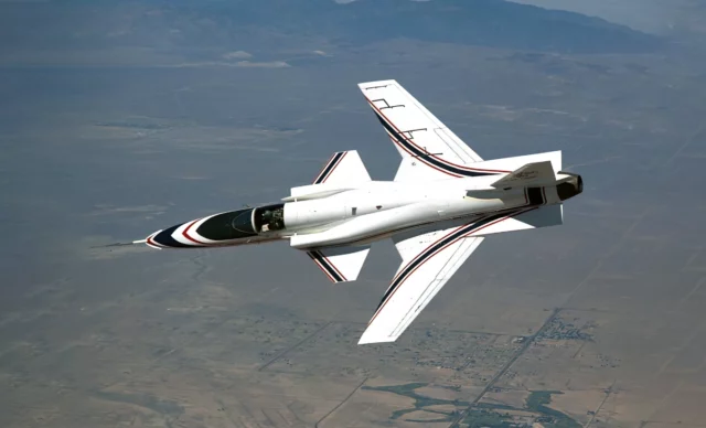 El Grumman X-29 exploró el vuelo supersónico con alas hacia delante