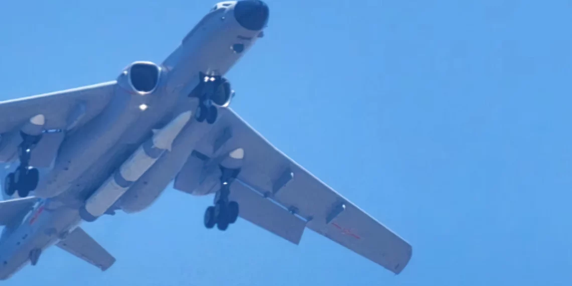 El bombardero H-6N de China fue visto con un misil balístico