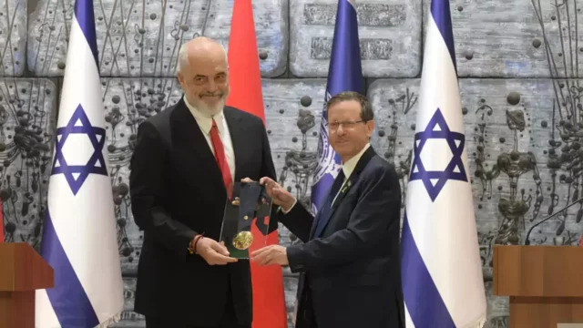 Herzog entrega la Medalla de Honor al primer ministro albanés