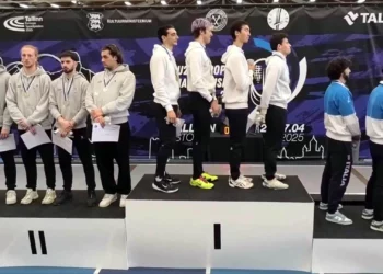 Esgrimistas suizos dan espalda al equipo israelí durante el himno