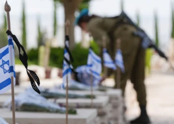 Israel conmemora a caídos con 25.417 banderas