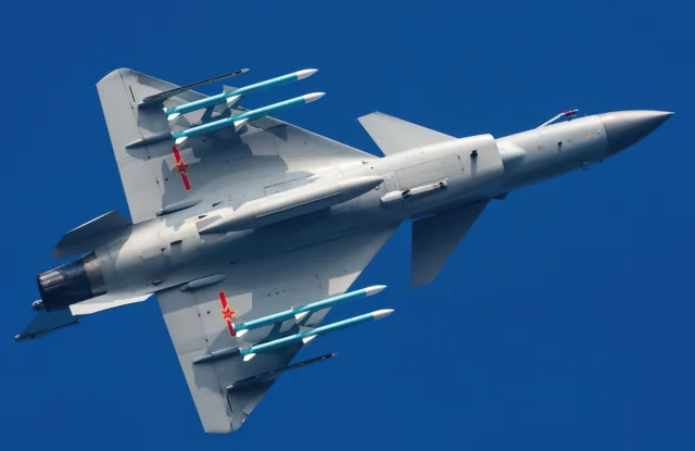El J-10 chino desafía al F-16 con maniobras letales