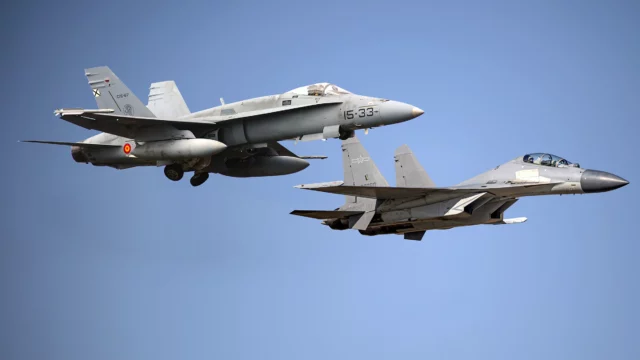 Boeing F/A-18E/F supera al J-16 en capacidades de radar AESA