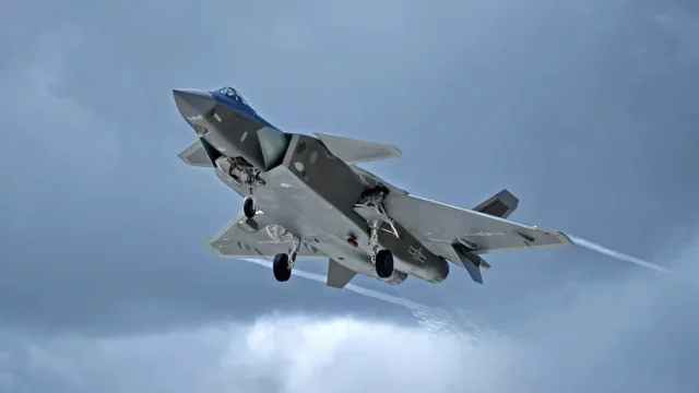 J-20 Mighty Dragon tiene sistema de control de fuego distribuido