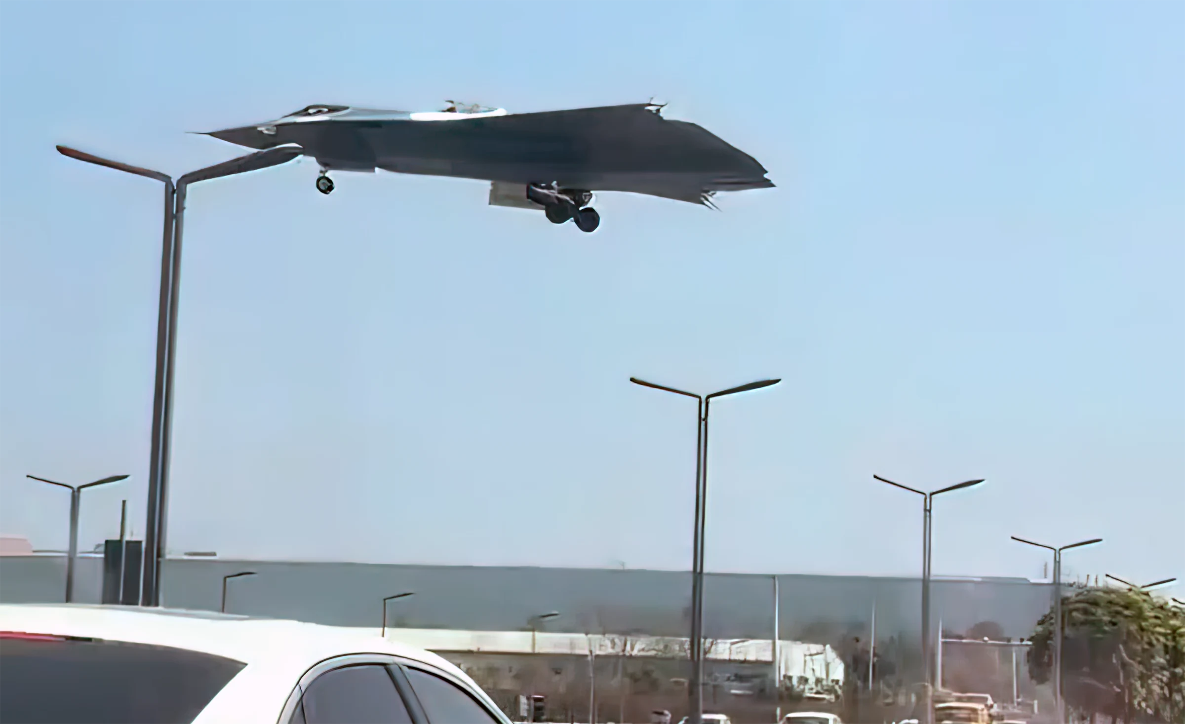 El J-36 sobrevuela autopista china a baja altitud