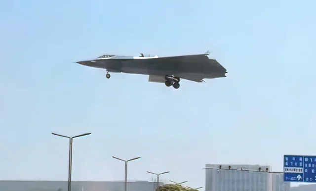 El J-36 sobrevuela autopista china a baja altitud