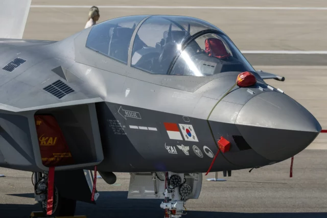 General emiratí prueba el KF-21 en alianza con Corea del Sur
