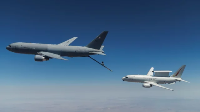 KC-46 Pegasus certifica reabastecimiento del E-7A Wedgetail