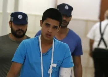 Ahmad Manasra (al frente), de 14 años, sale del Tribunal de Distrito de Jerusalén el 25 de septiembre de 2016, tras ser sentenciado por el intento de asesinato de dos israelíes en un apuñalamiento en octubre de 2015. (AFP/ Ahmad GharabliI)