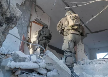 Tropas de las Fuerzas de Defensa de Israel (FDI) operan en la Franja de Gaza, en una foto difundida el 11 de abril de 2025. (Fuerzas de Defensa de Israel)