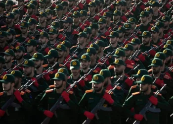 Cadetes de la Guardia Revolucionaria iraní marchan durante un desfile militar anual que marca el aniversario del inicio de la guerra contra Irán por parte del exdictador iraquí Saddam Hussein hace 44 años, frente al santuario del difunto fundador revolucionario, el ayatolá Jomeini, a las afueras de Teherán, Irán, el 21 de septiembre de 2024. (AP Foto/Vahid Salemi)