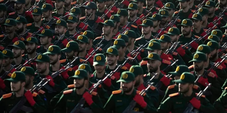 Cadetes de la Guardia Revolucionaria iraní marchan durante un desfile militar anual que marca el aniversario del inicio de la guerra contra Irán por parte del exdictador iraquí Saddam Hussein hace 44 años, frente al santuario del difunto fundador revolucionario, el ayatolá Jomeini, a las afueras de Teherán, Irán, el 21 de septiembre de 2024. (AP Foto/Vahid Salemi)