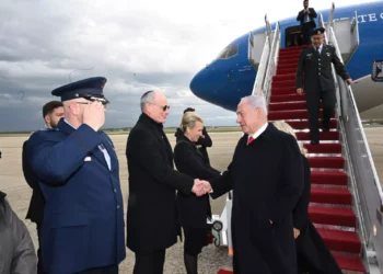 Netanyahu llega a EE. UU. para abordar aranceles con Trump
