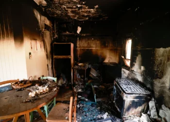 El interior carbonizado de un edificio en el kibutz Nir Oz, a lo largo de la frontera con la Franja de Gaza, se puede ver el 19 de octubre de 2023, tras el ataque del 7 de octubre por parte de terroristas de Hamás. (Menahem Kahana / AFP)