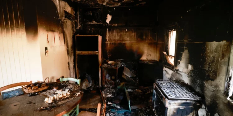 El interior carbonizado de un edificio en el kibutz Nir Oz, a lo largo de la frontera con la Franja de Gaza, se puede ver el 19 de octubre de 2023, tras el ataque del 7 de octubre por parte de terroristas de Hamás. (Menahem Kahana / AFP)