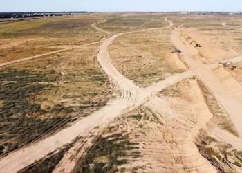 Fuerzas de ingeniería trabajan en la construcción de una carretera en el Corredor Morag, en el sur de la Franja de Gaza, en una foto difundida el 12 de abril de 2025. (Fuerzas de Defensa de Israel)