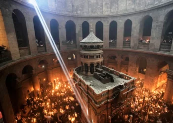 Peregrinos ortodoxos llenan Jerusalén para el Fuego Santo 2025