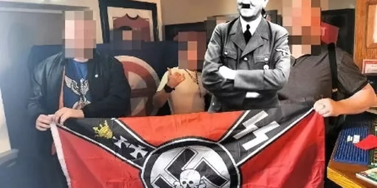 Policía británica indaga encuentro neonazi en pub de Manchester