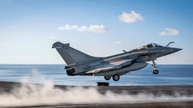 India adquiere 26 cazas Rafale Marine para su portaaviones