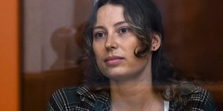 Ksenia Karelina sentada en una jaula de cristal en un tribunal de Ekaterimburgo, Rusia, el jueves 20 de junio de 2024. (Foto AP, archivo)