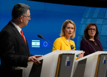 El ministro de Asuntos Exteriores israelí, Gideon Saar (izq.), se dirige a una rueda de prensa con la vicepresidenta de la Comisión Europea y alta representante para Asuntos Exteriores y Política de Seguridad, Kaja Kallas, y la comisaria de la UE para el Mediterráneo, Dubravka Suica, tras una reunión en la sede de la UE al margen del Consejo de Asuntos Exteriores de la UE, en Bruselas, el 24 de febrero de 2025. (John Thys / AFP)