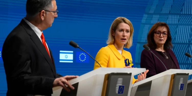 El ministro de Asuntos Exteriores israelí, Gideon Saar (izq.), se dirige a una rueda de prensa con la vicepresidenta de la Comisión Europea y alta representante para Asuntos Exteriores y Política de Seguridad, Kaja Kallas, y la comisaria de la UE para el Mediterráneo, Dubravka Suica, tras una reunión en la sede de la UE al margen del Consejo de Asuntos Exteriores de la UE, en Bruselas, el 24 de febrero de 2025. (John Thys / AFP)
