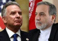 Esta combinación de imágenes muestra al enviado de Estados Unidos para Oriente Medio, Steve Witkoff, después de una reunión con funcionarios rusos en el Palacio de Diriyah, en Riad, Arabia Saudita, el 18 de febrero de 2025 (izq.); y el ministro de Relaciones Exteriores de Irán, Abbas Araghchi, hablando con la AFP durante una entrevista en el consulado iraní en Jeddah el 7 de marzo de 2025. (Foto de EVELYN HOCKSTEIN y Amer HILABI / varias fuentes / AFP)