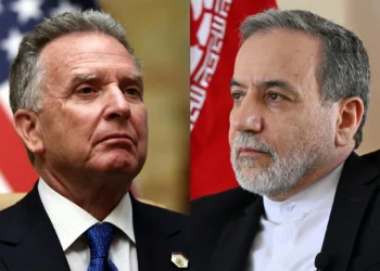 Esta combinación de imágenes muestra al enviado de Estados Unidos para Oriente Medio, Steve Witkoff, después de una reunión con funcionarios rusos en el Palacio de Diriyah, en Riad, Arabia Saudita, el 18 de febrero de 2025 (izq.); y el ministro de Relaciones Exteriores de Irán, Abbas Araghchi, hablando con la AFP durante una entrevista en el consulado iraní en Jeddah el 7 de marzo de 2025. (Foto de EVELYN HOCKSTEIN y Amer HILABI / varias fuentes / AFP)