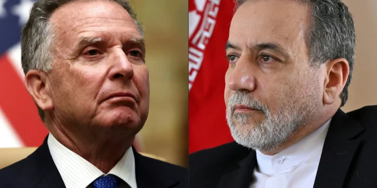 Esta combinación de imágenes muestra al enviado de Estados Unidos para Oriente Medio, Steve Witkoff, después de una reunión con funcionarios rusos en el Palacio de Diriyah, en Riad, Arabia Saudita, el 18 de febrero de 2025 (izq.); y el ministro de Relaciones Exteriores de Irán, Abbas Araghchi, hablando con la AFP durante una entrevista en el consulado iraní en Jeddah el 7 de marzo de 2025. (Foto de EVELYN HOCKSTEIN y Amer HILABI / varias fuentes / AFP)