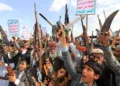 Yemeníes armados corean consignas durante una manifestación en solidaridad con los palestinos en la Franja de Gaza y en condena de los ataques estadounidenses, en la capital controlada por los hutíes, Saná, el 25 de abril de 2025. (Mohammed HUWAIS / AFP)