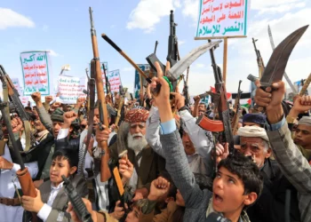 Yemeníes armados corean consignas durante una manifestación en solidaridad con los palestinos en la Franja de Gaza y en condena de los ataques estadounidenses, en la capital controlada por los hutíes, Saná, el 25 de abril de 2025. (Mohammed HUWAIS / AFP)