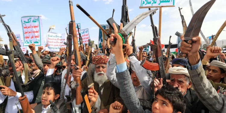 Yemeníes armados corean consignas durante una manifestación en solidaridad con los palestinos en la Franja de Gaza y en condena de los ataques estadounidenses, en la capital controlada por los hutíes, Saná, el 25 de abril de 2025. (Mohammed HUWAIS / AFP)