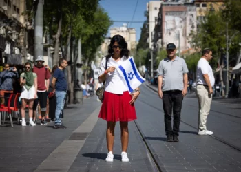 Israel se detiene para honrar a víctimas del Holocausto