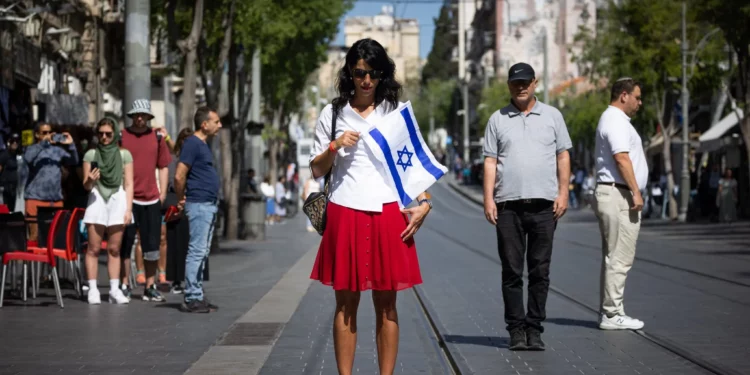 Israel se detiene para honrar a víctimas del Holocausto