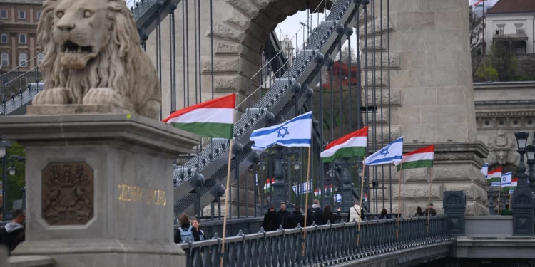 Banderas de Israel y Hungría ondean en el puente más antiguo de Hungría, el Puente de las Cadenas Széchenyi, en Budapest, el 2 de abril de 2025. (Foto: Attila KISBENEDEK / AFP)